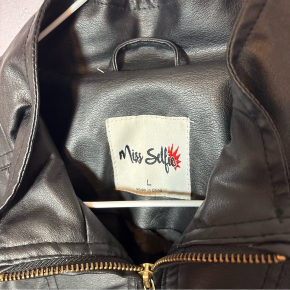 Stylish Black Leather Jacket for Women - Picture 4 of 4